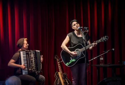 Mika Vember konzertierte mit Akkordeonistin in der Roten Bar