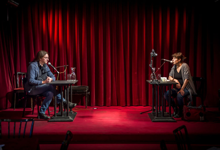 Pia Hierzegger interviewt Romeo Bissuti in der Roten Bar