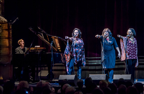 Rounder Girls singen mit Klavierbegleitung