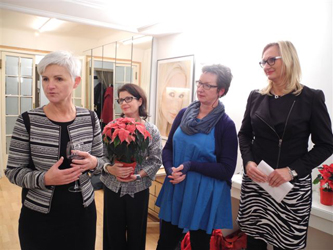 Maria Rösslhumer bei der Spendenübergabe