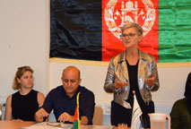 Maria Rösslhumer am Podium bei der AKIS-Zertifikatsübergabe