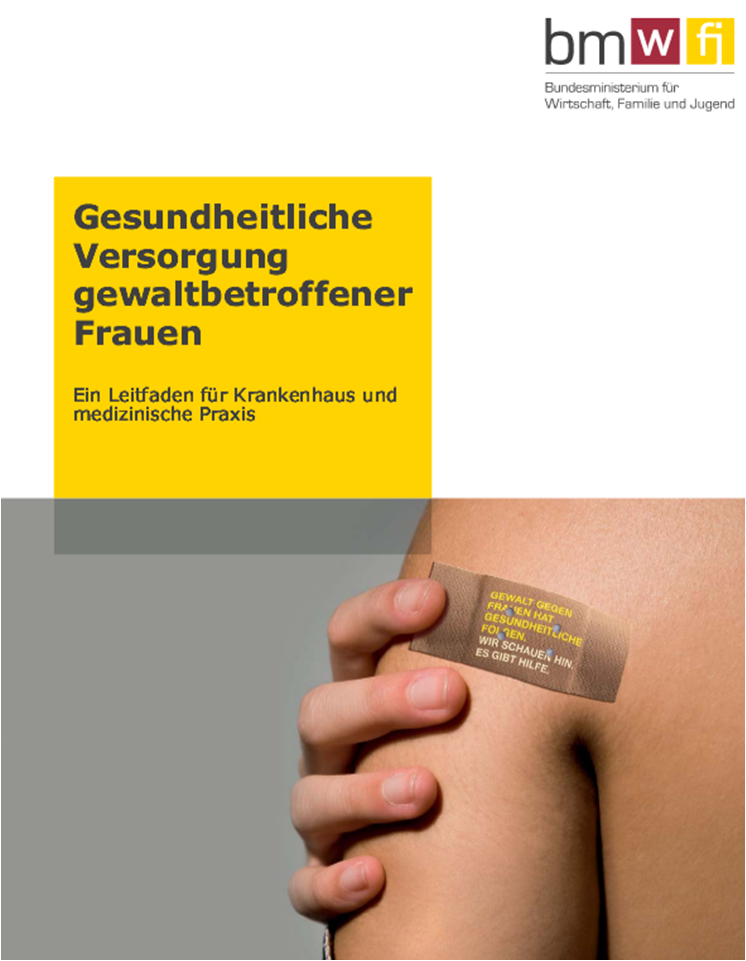 Frau hält sich ihren Oberarm fest - am Oberarm sieht man ein Pflaster mit Aufschrift