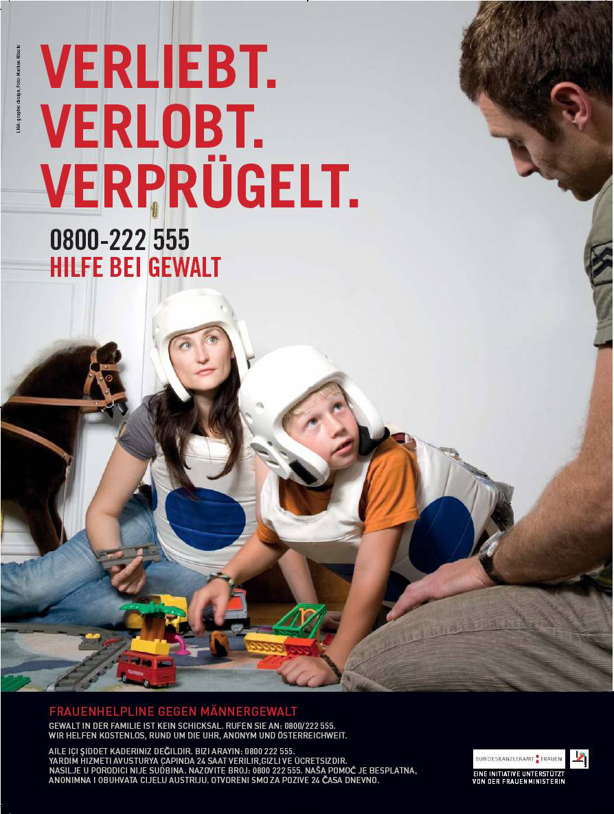 Familie Spielt, Frau und Kind sitzen im Schutzanzug